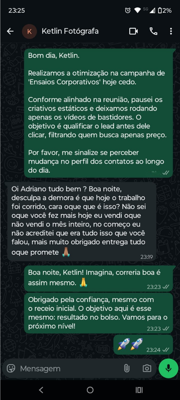 Depoimento de cliente fotógrafa da Agência Dricoléo no WhatsApp após otimização da campanha de tráfego pago.