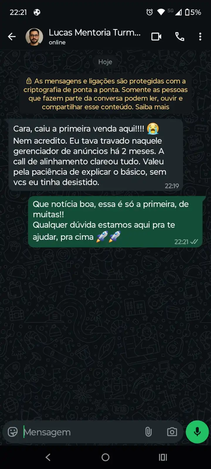 Depoimento de aluno da mentoria da Agência Dricoléo no WhatsApp comemorando a primeira venda com anúncios online.