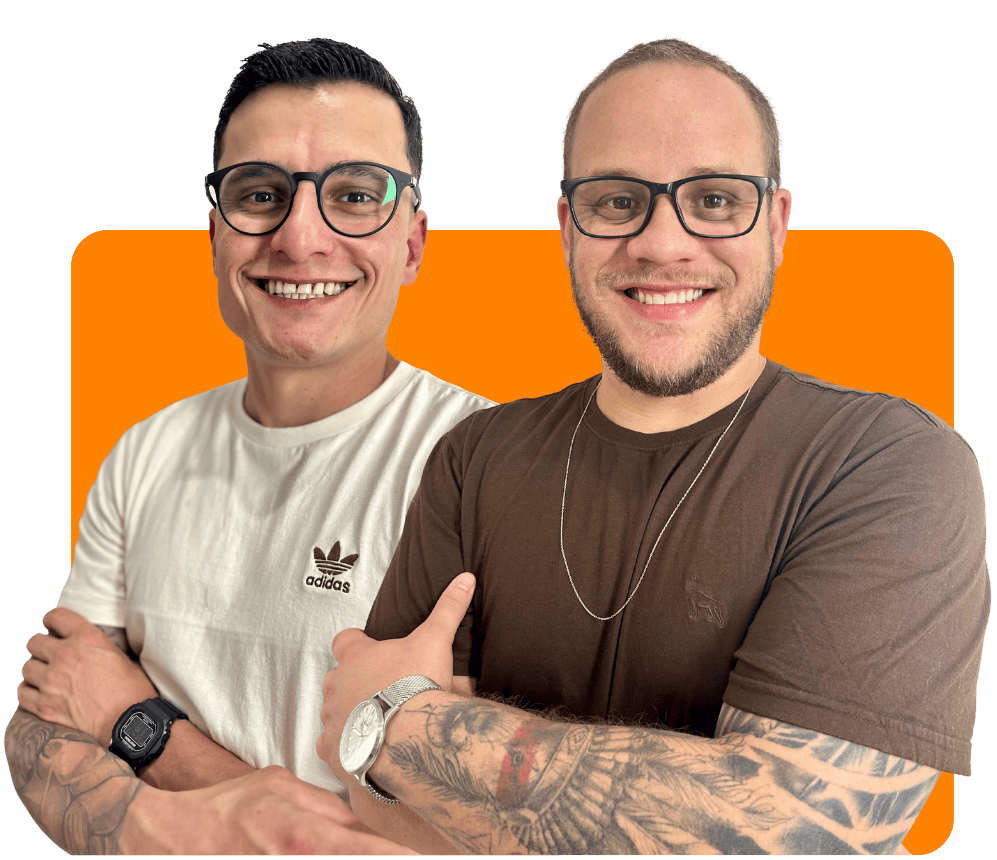 Foto de Adriano e Leonardo, sócios da Agência Dricoléo, especialistas em tráfego pago.
